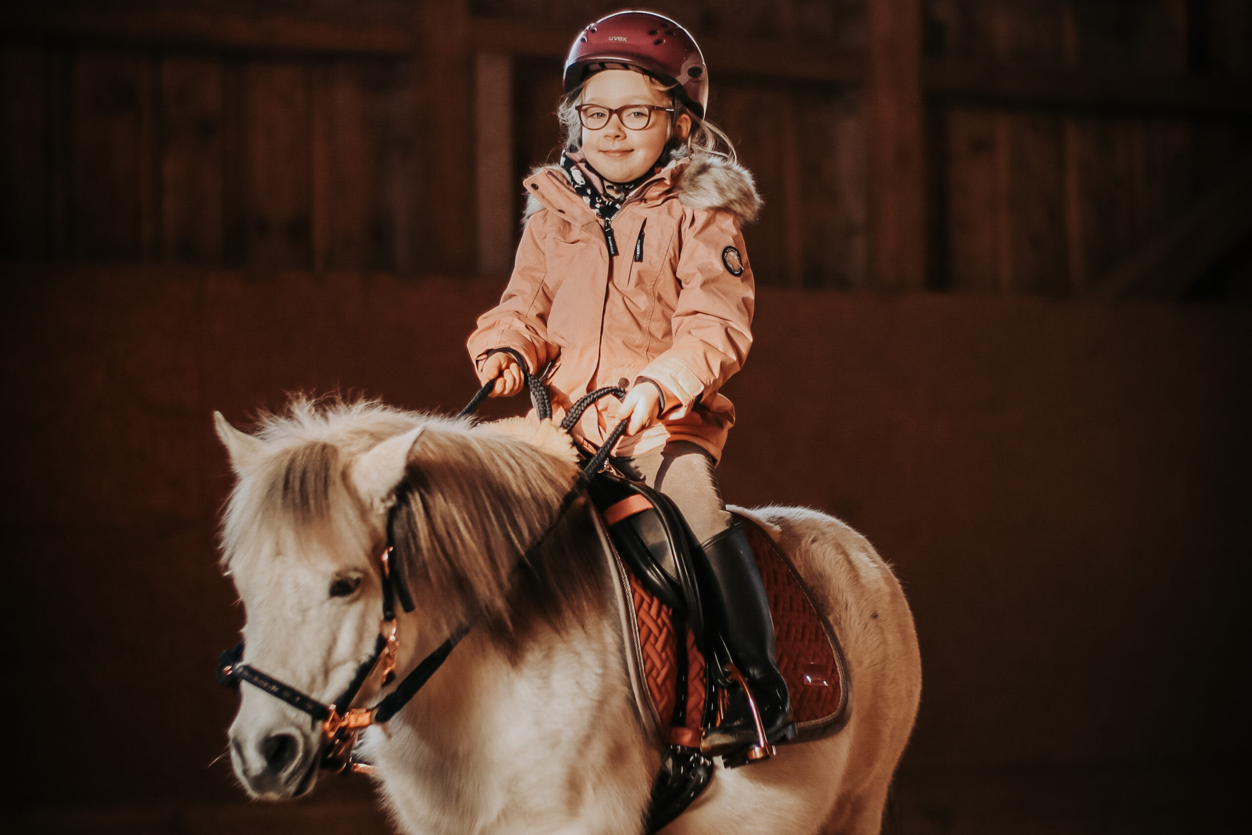 Wir sind Familienfotografen und lieben es euer Familienfotoshooting zu planen. Ob ein Kinderfotografie, Familienportraits oder ein ganz normales Familienshooting. Wir sind eure professionellen Familienfotografen aus Rohrbach und in der Umgebung wie München, Ingolstadt, Pfaffenhofen, Mainburg, Vohburg, Nürnberg, Regensburg, Augsburg und Manching.