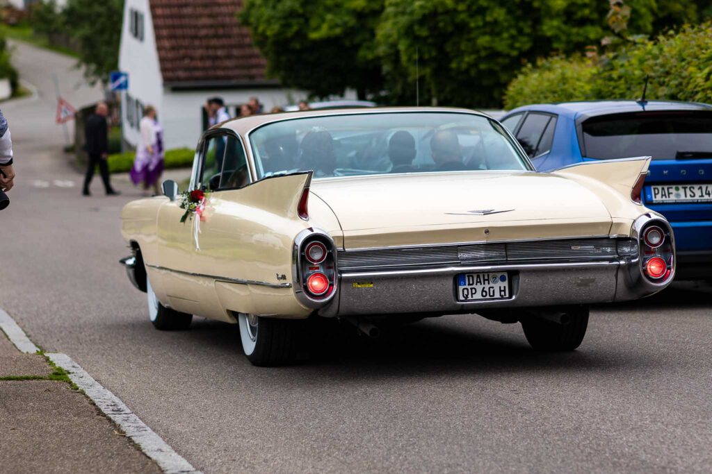 Standesamt Scheyern mit den Hochzeitsfotografen Scheyern das Brautpaar fährt mit dem Oldtimer vor