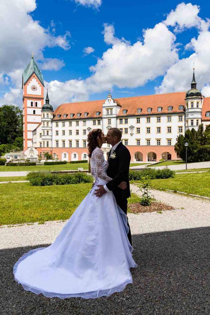 Brautpaarshooting im Kloster Scheyern mit dem Kloster Scheyern im Hintergrund.