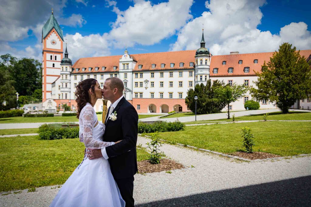 Brautpaarshooting im Kloster Scheyern mit den Hochzeitsfotografen Scheyern mit Christine und Andreas