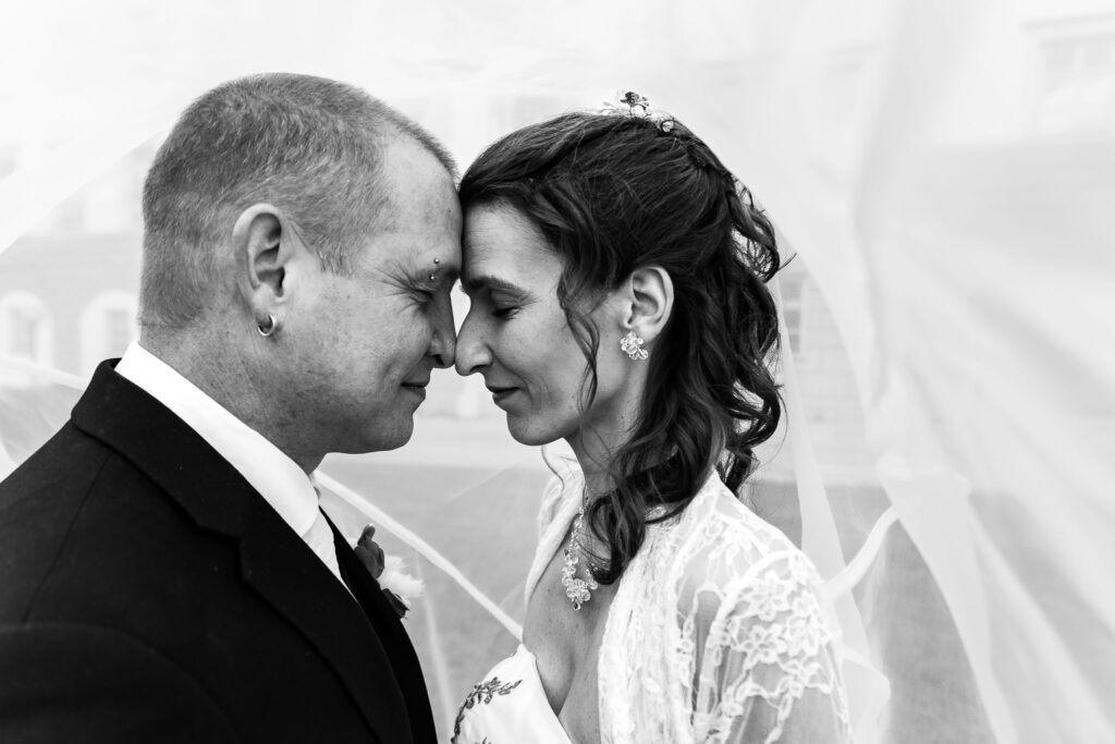 Brautpaarshooting im Kloster Scheyern mit den Hochzeitsfotografen Scheyern unter dem Schleier Stirn an Stirn