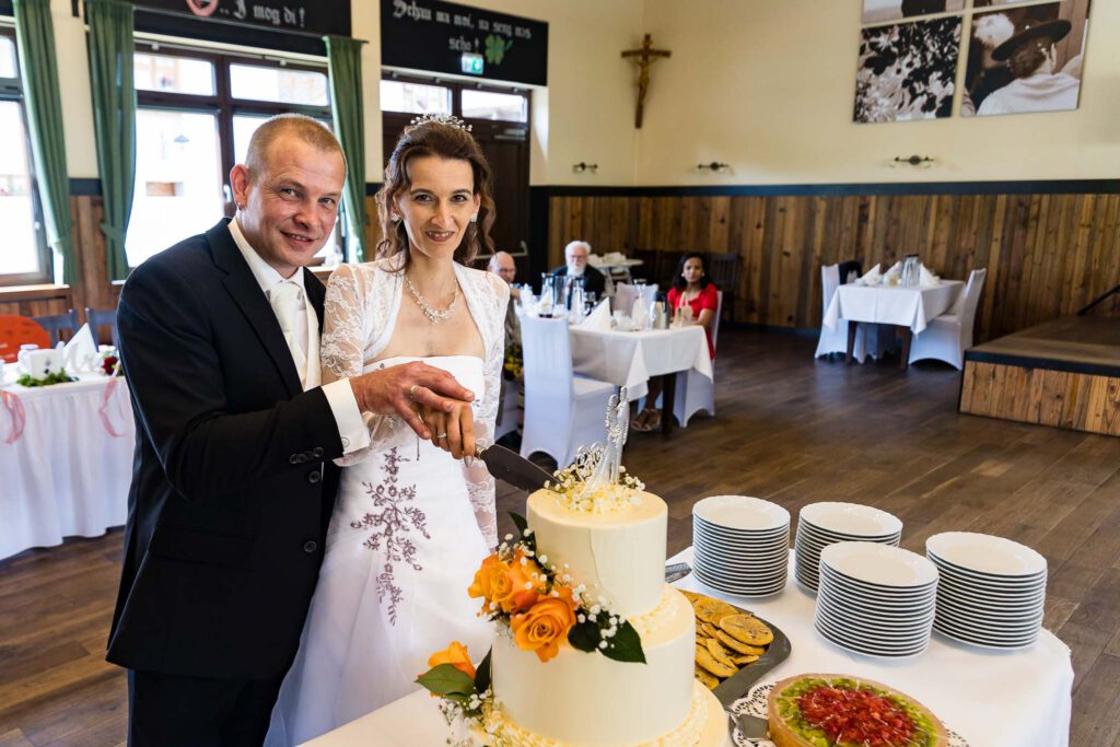 Hochzeitstorte wird angeschnitten im Gasthaus Schrätzenstaller in Hettenshausen