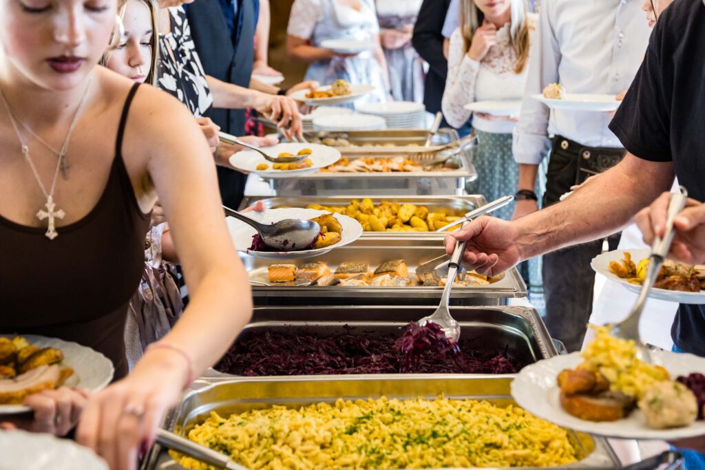 Buffet in der Hochzeitslocation Gasthaus Schrätzenstaller in Hettenshausen bei Christine und Andreas