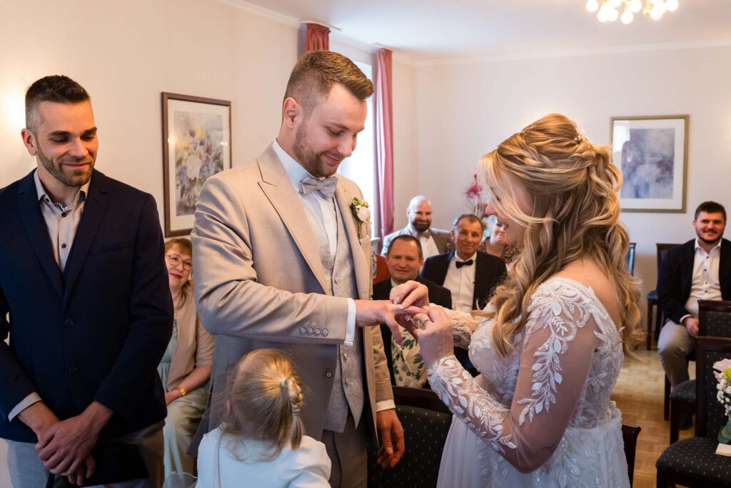 Der RIngtausch im Standesamt Mainburg bei Jana und Cornelius auf deren Hochzeit in Mainburg