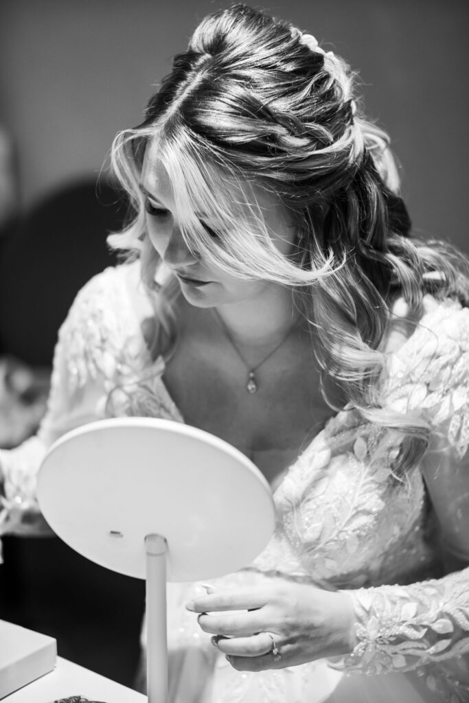 Jana beim Getting Ready vor der Hochzeit im Standesamt Mainburg