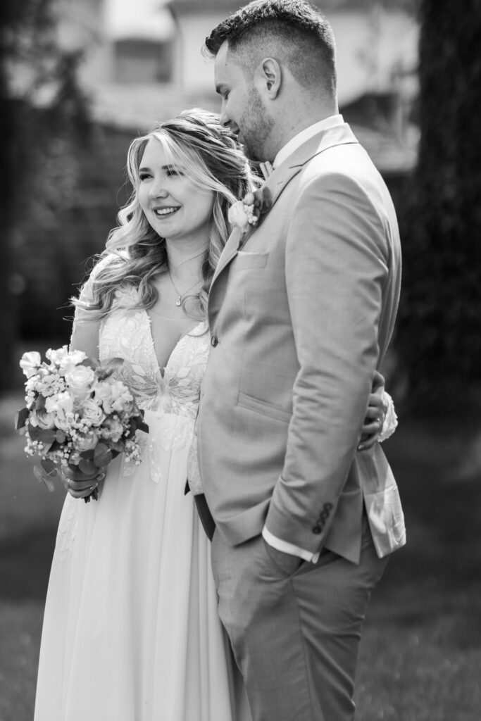 Jana und Cornelius beim Brautpaarshooting mit den Hochzeitsfotografen Mainburg. Die Beiden wurden seitlich im Portrait fotografiert.