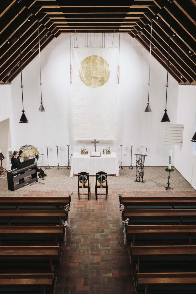 Die evangelische Kirche Mainburg bietet eine schöne Atmosphäre für eine Hochzeit in Mainburg hier von Jana und Cornelius.