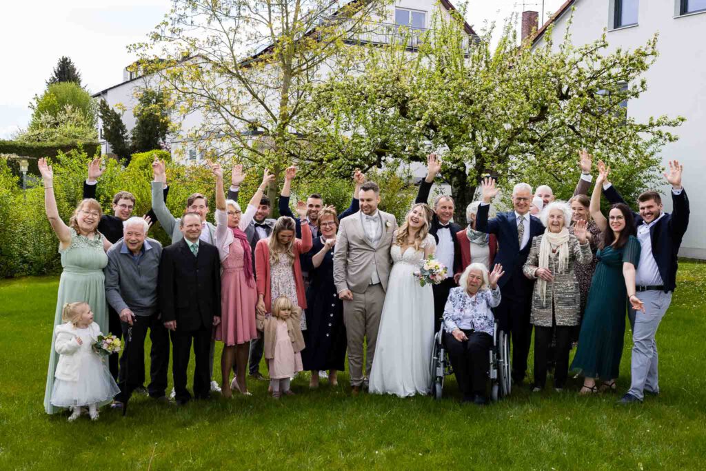 Das Gruppenfoto von Jana und Cornelius bei ihrer Hochzeit in Mainburg mit den Hochzeitsfotografen Mainburg.