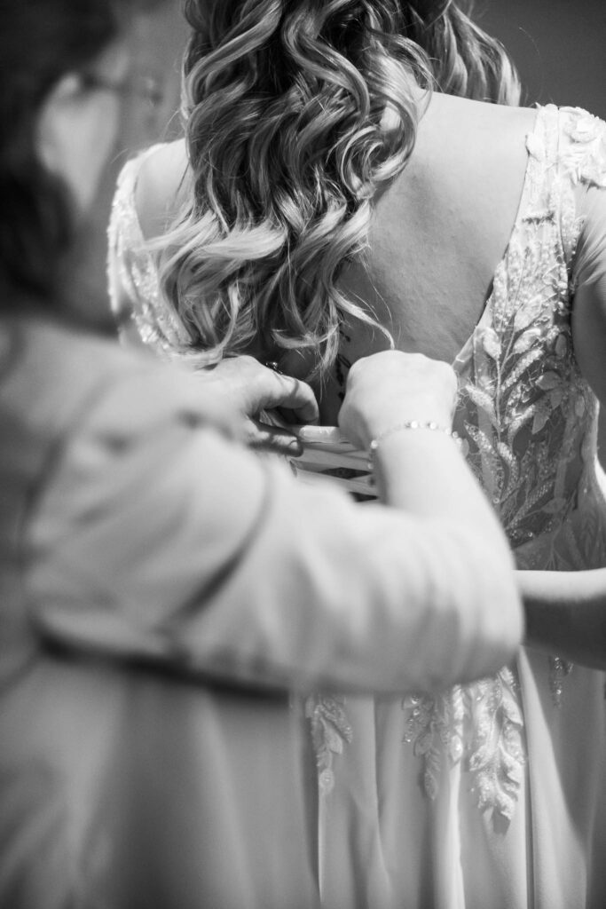 Jana beim Getting Ready vor der kirchlichen Trauung in Mainburg mit den Hochzeitsfotografen Mainburg