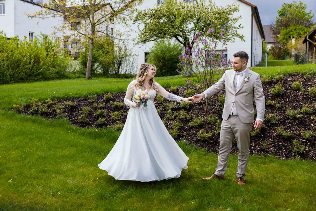 Jana und Cornelius im Brautpaarshooting bei ihrer Hochzeit in Mainbrug. Jana und Cornelius tanzen.