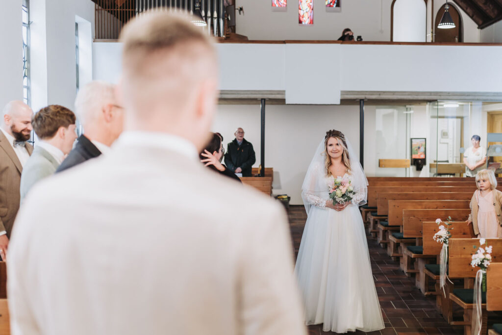 Jana beim Kircheneinzug in der Kirche Mainburg auf der Hochzeit in Mainburg.