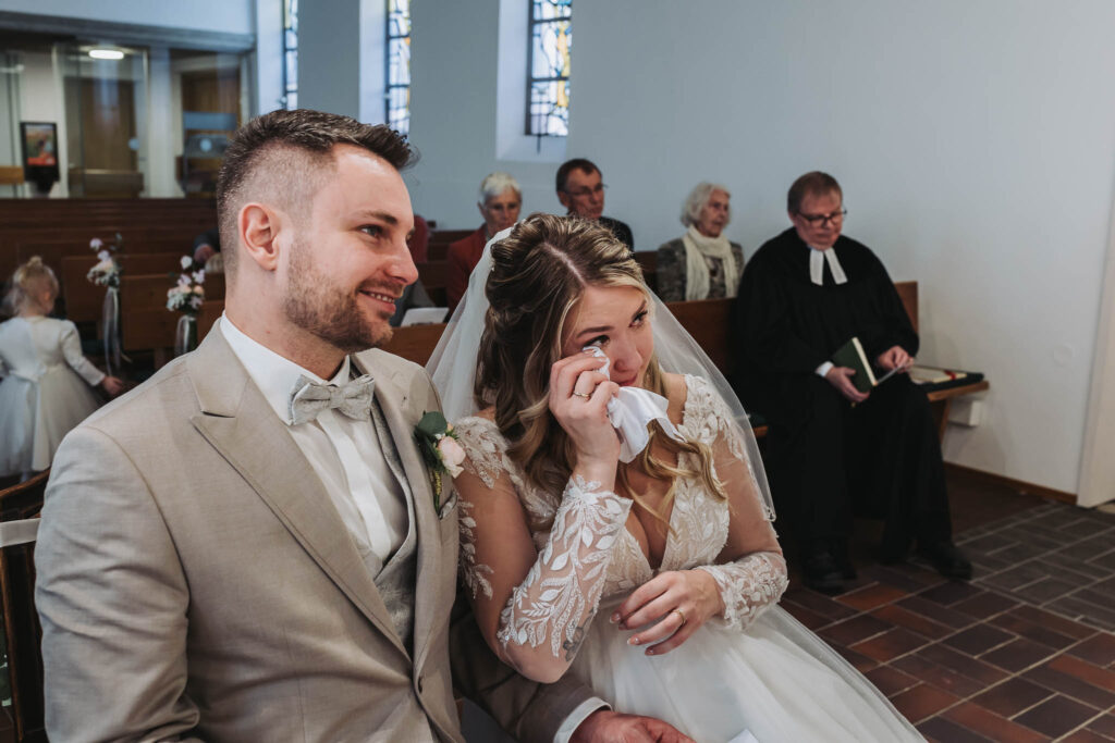 Emotionen pur bei Jana & Cornelius bei der kirchlichen Hochzeit in Mainburg.