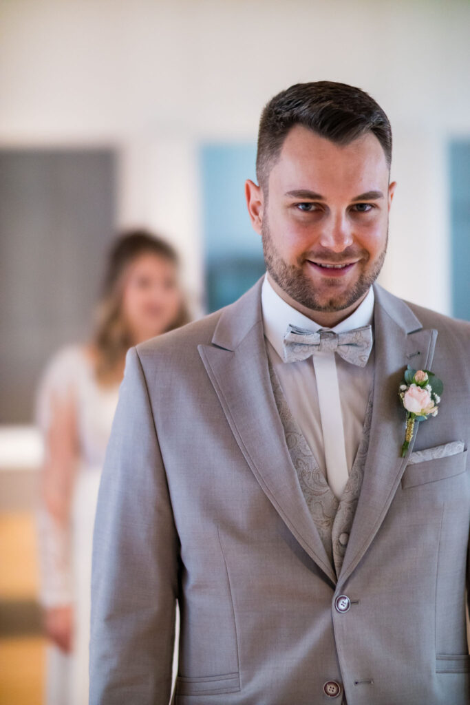 Cornelius kurz vor dem First Look auf der Hochzeit in Mainburg