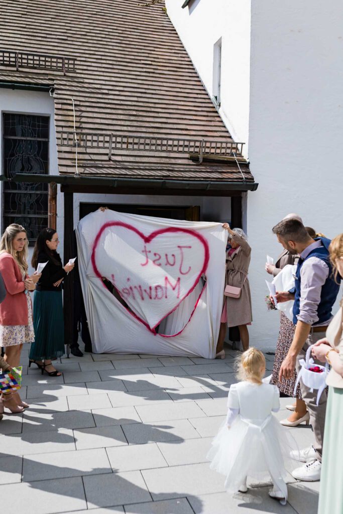 Das Herzausschneiden bei Jana und Cornelius auf der Hochzeit in Mainburg nach der kirchlichen Trauung in Mainburg.