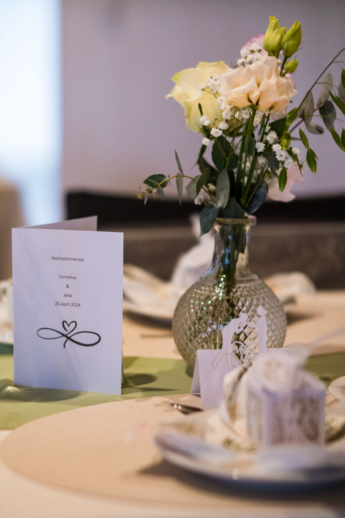 Wir lieben Details. Eine Nahaufnahme der Deko von Jana und Cornelius auf deren Hochzeit in Mainburg.