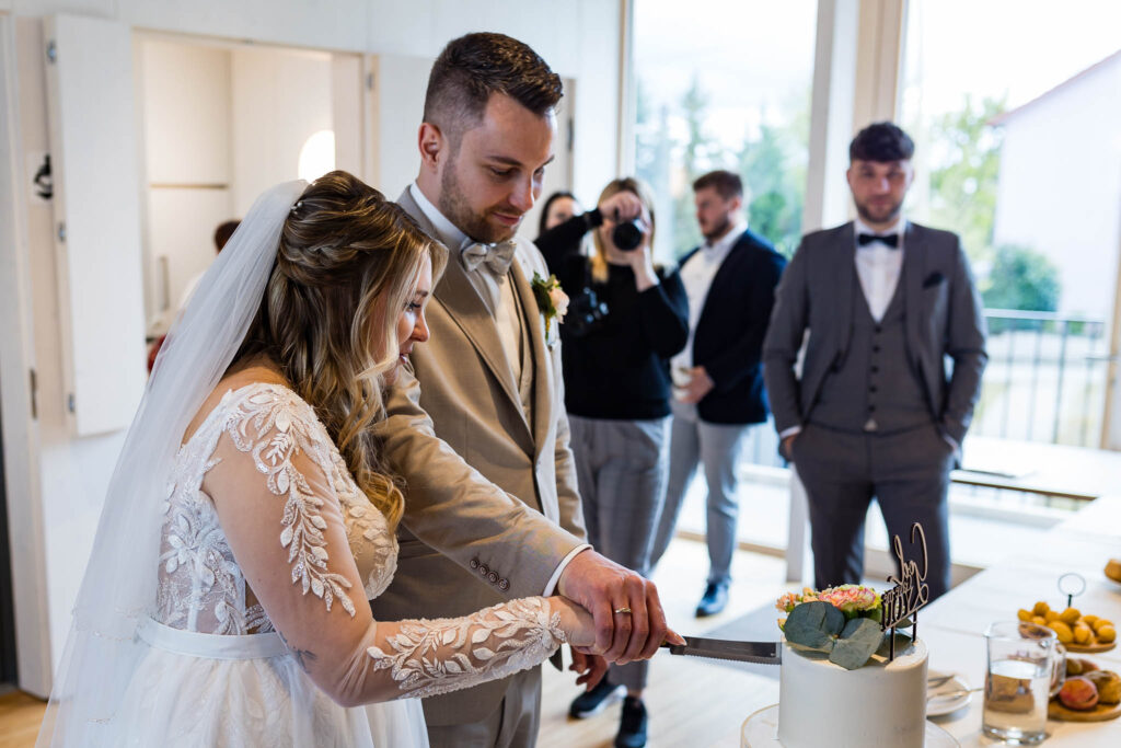 Jana und Cornelius schneiden die Hochzeitstorte in Mainburg an.