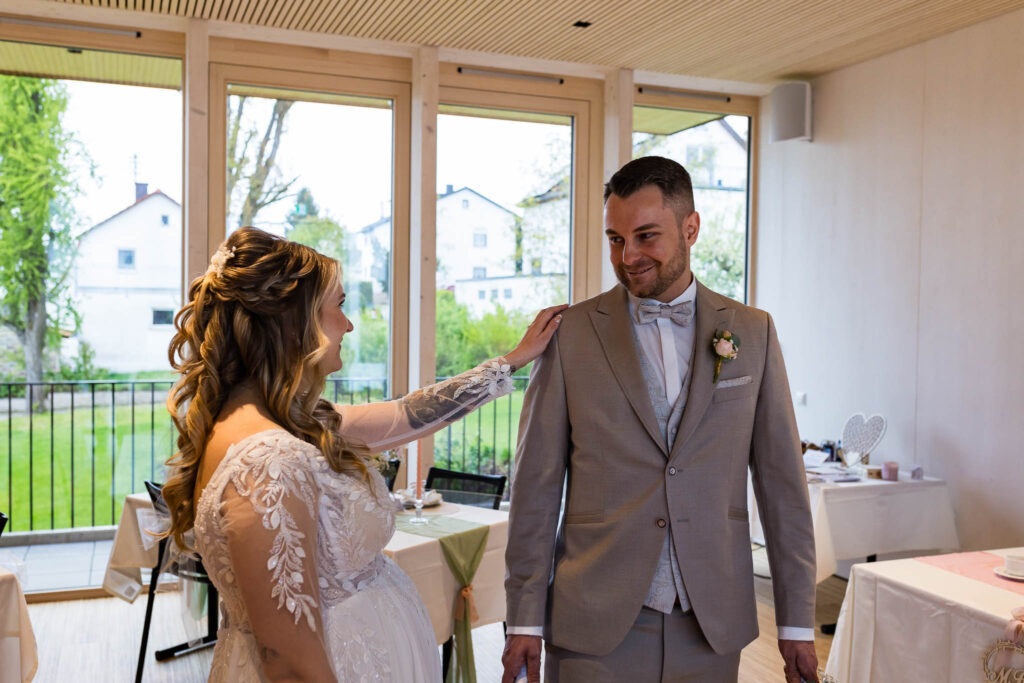 Cornelius sieht seine Braut beim First Look in Mainburg auf der Hochzeit in Mainburg zum ersten Mal.