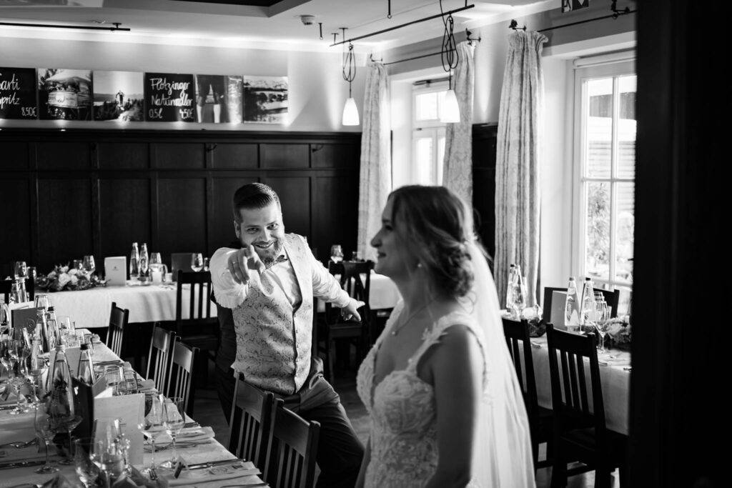 Glückliches Brautpaar in der Hochzeitslocation Klostermaier in Icking begleitet von den Hochzeitsfotografen aus München Shanice & Thomas