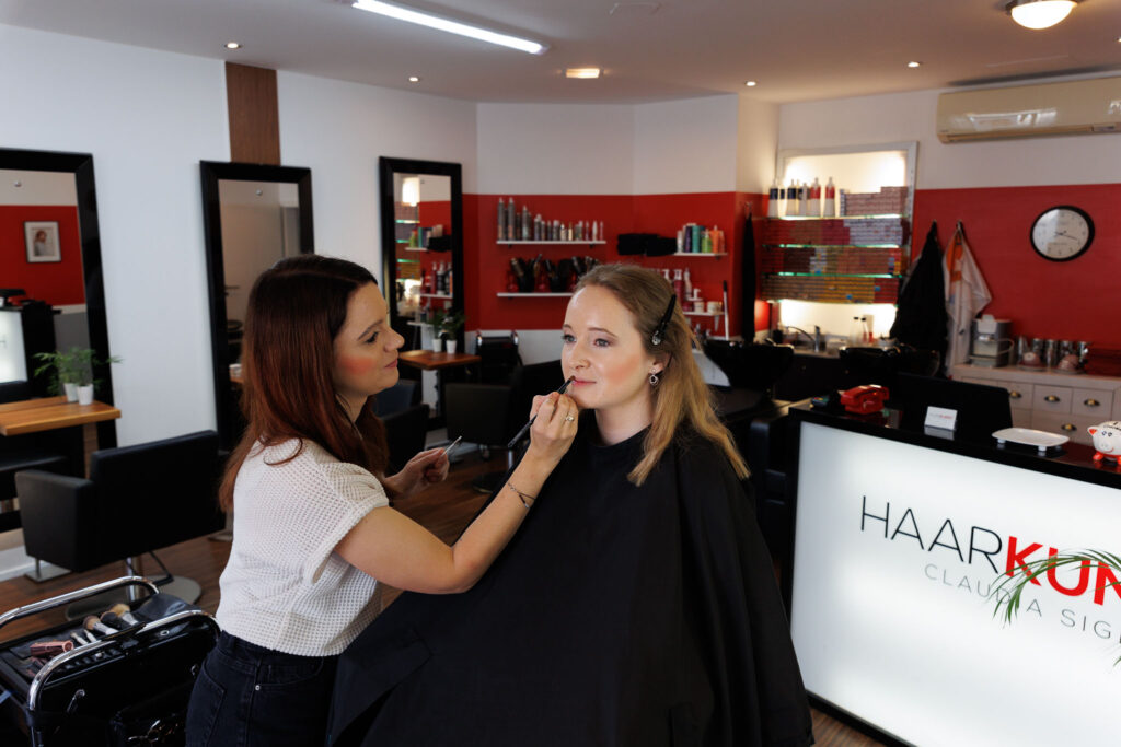 Jessica beim Getting-Ready bei Haarkunst Claudia SIgl in Rohrbach.