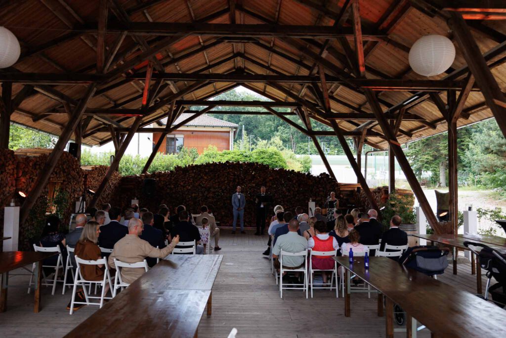 Weitwinkelaufnahme vom Stadl in Stockerhof Pfaffenhofen von den Hochzeitsfotografen aus Bayern.