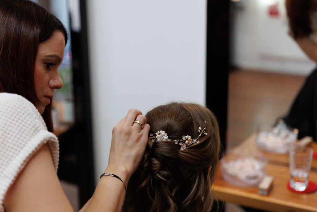 Die Brautfrisur in Rohrbach sitzt Jessi bei Haarkunst Claudia Sigl wie angegossen.