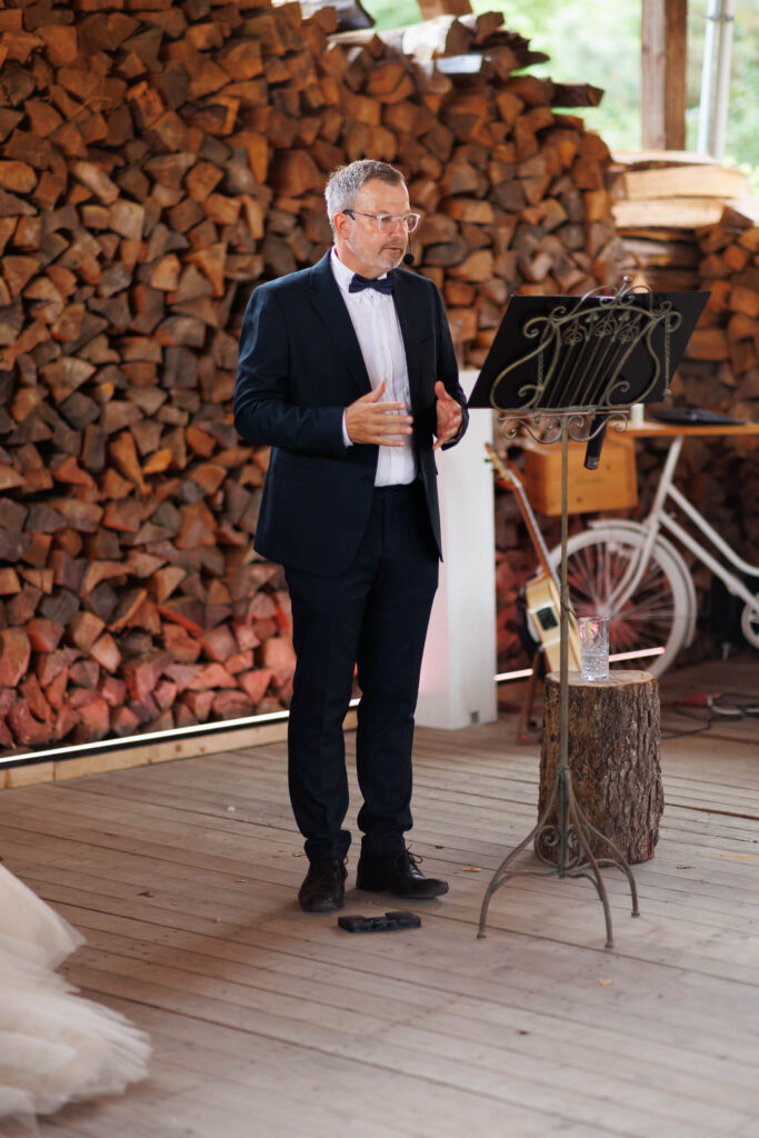Trauredner Roland Müller aus Friedberg im Stockerhof Pfaffenhofen. Fotografiert von den Hochzeitsfotografen Bayern.