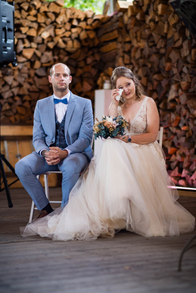 Jessi und Manu bei der freien Trauung im Stockerhof Pfaffenhofen. Jessi kämpft mit den Tränen.