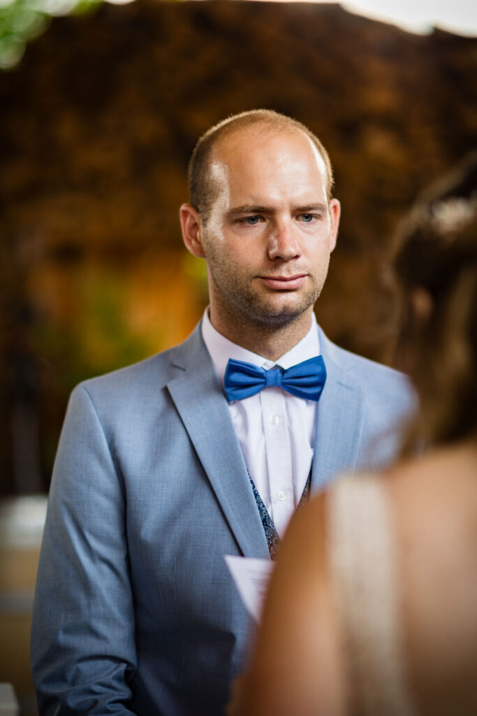 Manuel beim Eheversprechen im Stockerhof Pfaffenhofen. Begleitet von den Hochzeitsfotografen Pfaffenhofen.