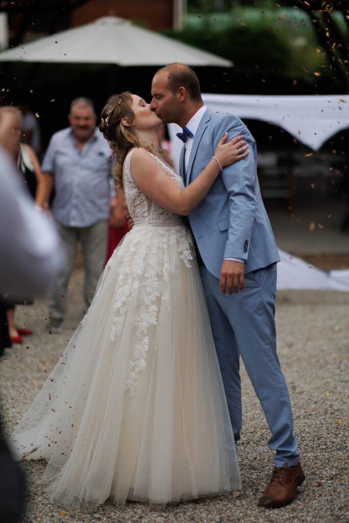 Jessica und Manuel beim Spalier nach ihrer freien Trauung im Stockerhof Pfaffenhofen.