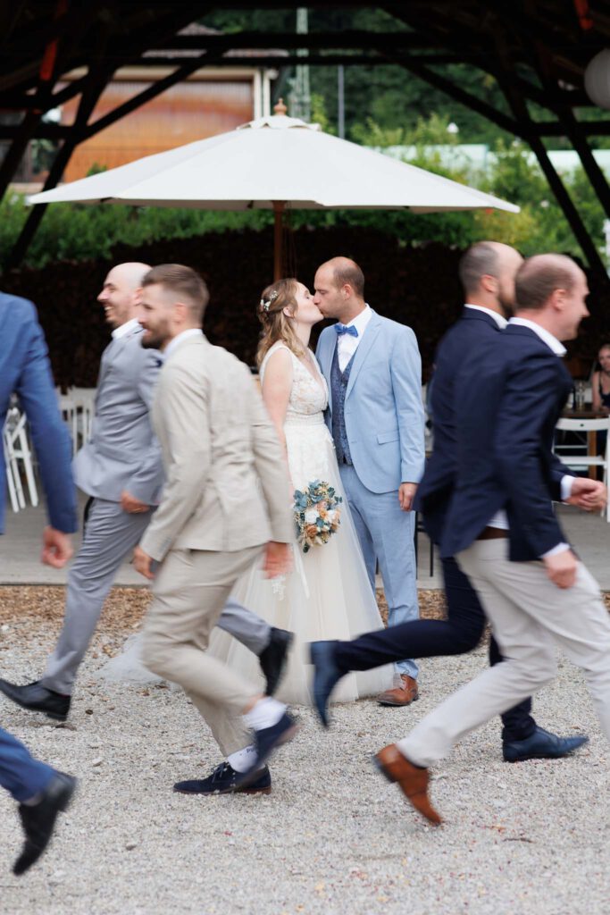 Kreatives Gruppenfoto im Stockerhof Pfaffenhofen nach der freien Trauung von Jessica und Manuel mit Ihren Gästen. Begleitet von den Hochzeitsfotografen ST Photographyx