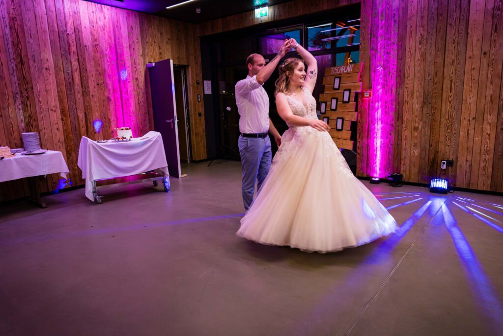 Hochzeitstanz von Jessica und Manuel im Stockerhof Pfaffenhofen. Begleitet von den Hochzeitsfotografen Pfaffenhofen.