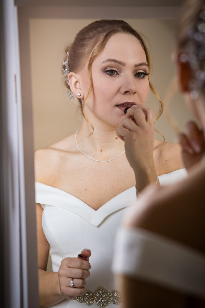 Julie beim Getting Ready in Fahlenbach vor Ihrer Hochzeit in Wolnzach. Persönliche Getting-Ready Hochzeitsbilder