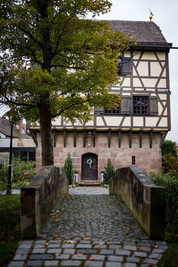 Standesamt Nürnberg im Pellerschloss Nürnberg mit den Hochzeitsfotografen Nürnberg. Ein Blick über die Brücke Richtung Pellerschloss Nürnberg.