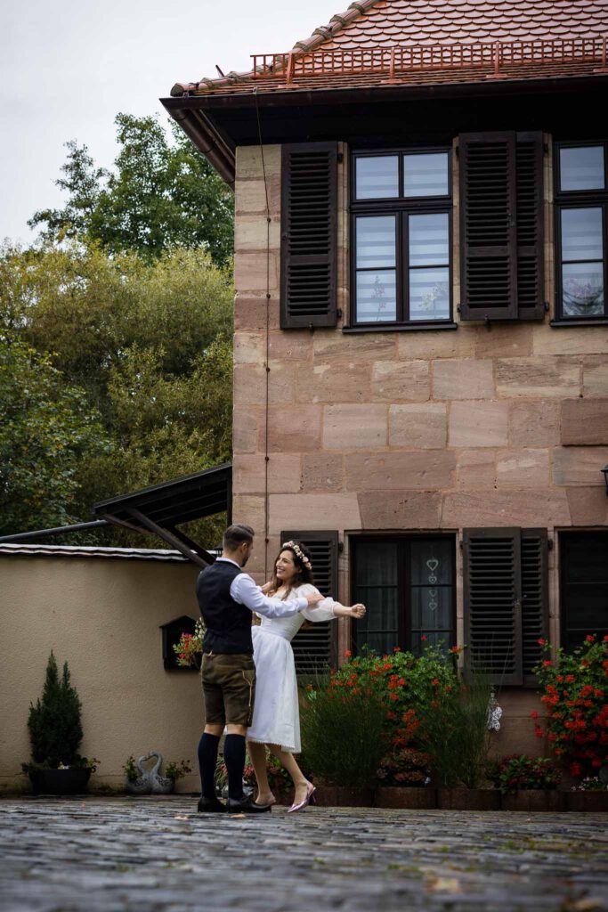 Standesamt Nürnberg im Pellerschloss Nürnberg mit den Hochzeitsfotografen Nürnberg. Or und Andreas tanzen im Brautpaarshooting.