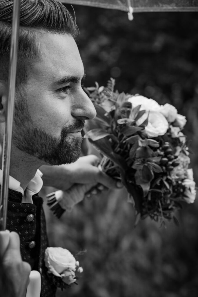 Standesamt Nürnberg im Pellerschloss Nürnberg mit den Hochzeitsfotografen Nürnberg. Nahaufnahme von Andreas Gesicht im Brautpaarshooting.