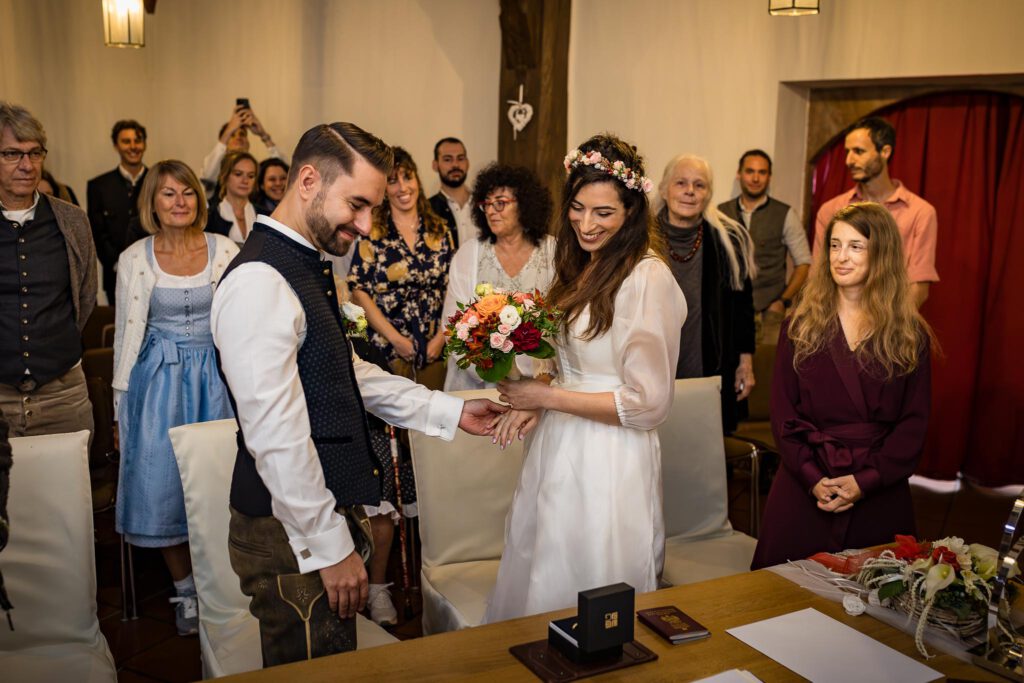 Standesamt Nürnberg im Pellerschloss Nürnberg mit den Hochzeitsfotografen Nürnberg. Gute Laune während der standesamtlichen Trauung Andreas hält Ors Hand.