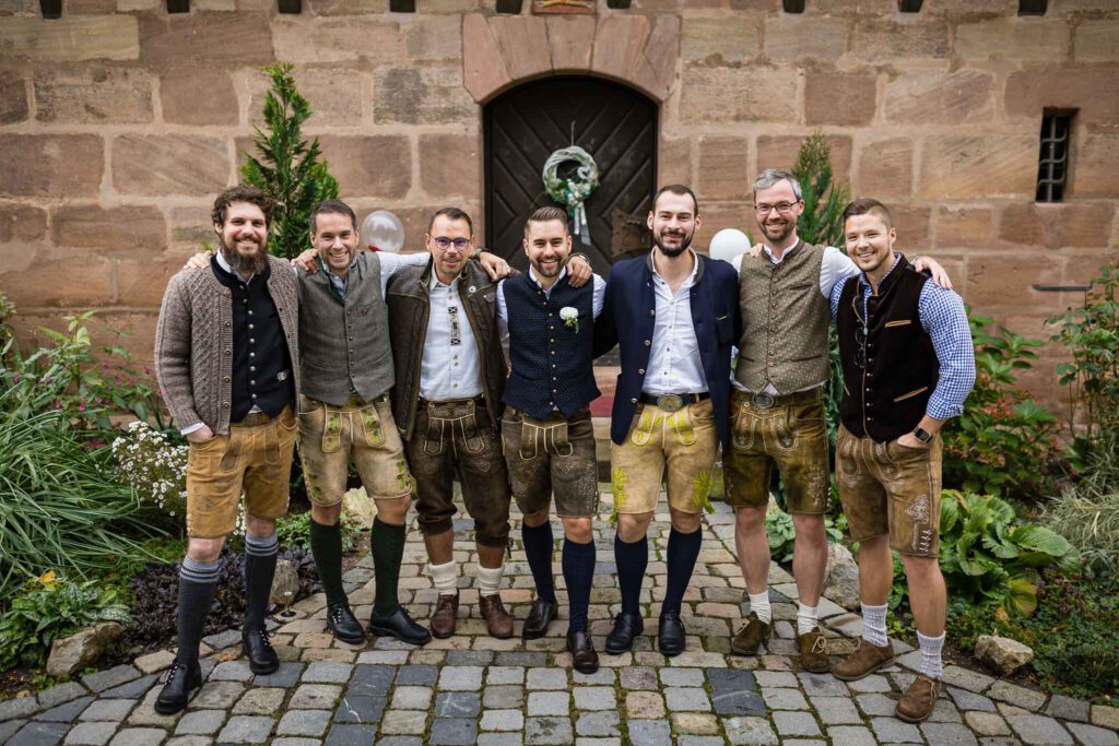 Standesamt Nürnberg im Pellerschloss Nürnberg mit den Hochzeitsfotografen Nürnberg. Gruppenfoto der Freunde von Andreas.