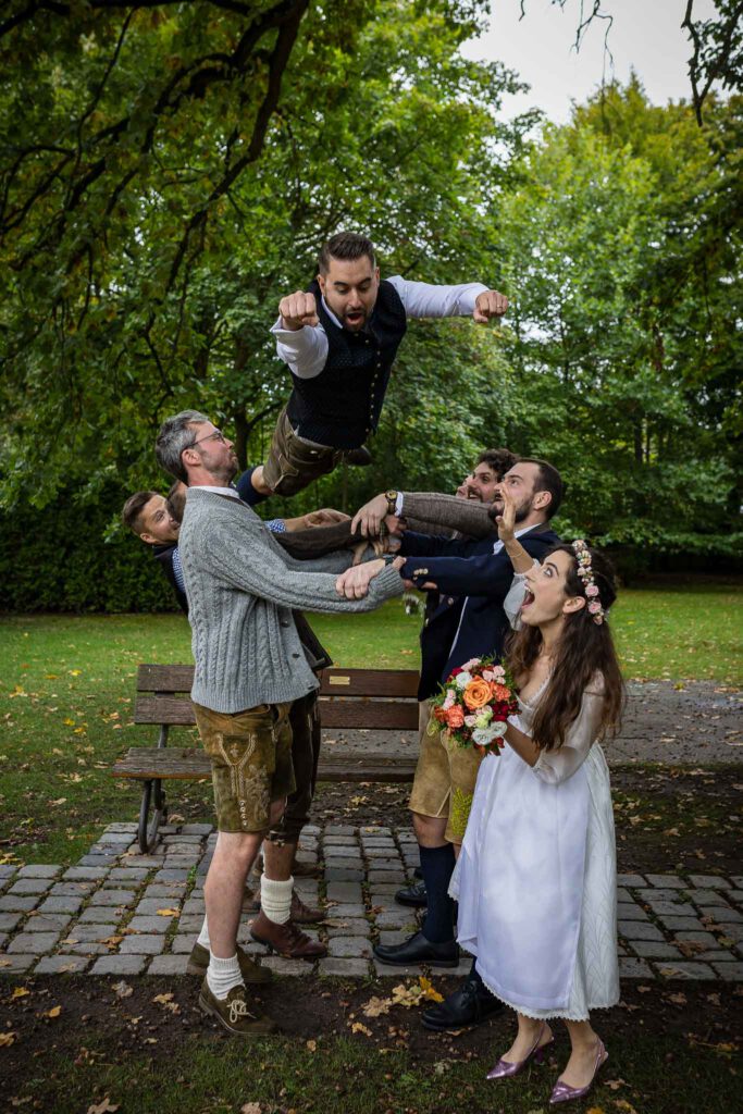 Andreas wird bei seiner Hochzeit in Nürnberg im Pellerschloss Nürnberg von seinen Jungs hochgeworfen.