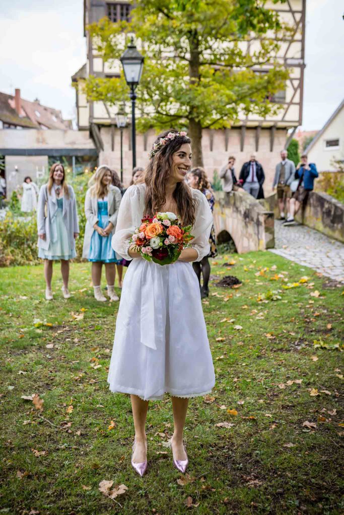 Standesamt Nürnberg im Pellerschloss Nürnberg mit den Hochzeitsfotografen Nürnberg. Or kurz vor dem Brautstraußwurf blickt zurück zu ihren Mädls.