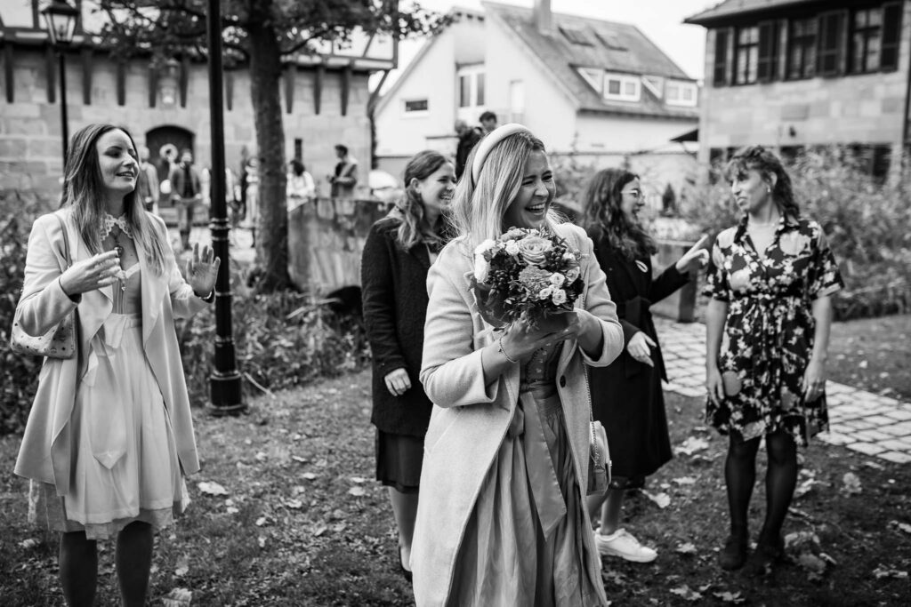 Standesamt Nürnberg im Pellerschloss Nürnberg mit den Hochzeitsfotografen Nürnberg. Die Glückliche die den Brautstrauß gefangen hat.