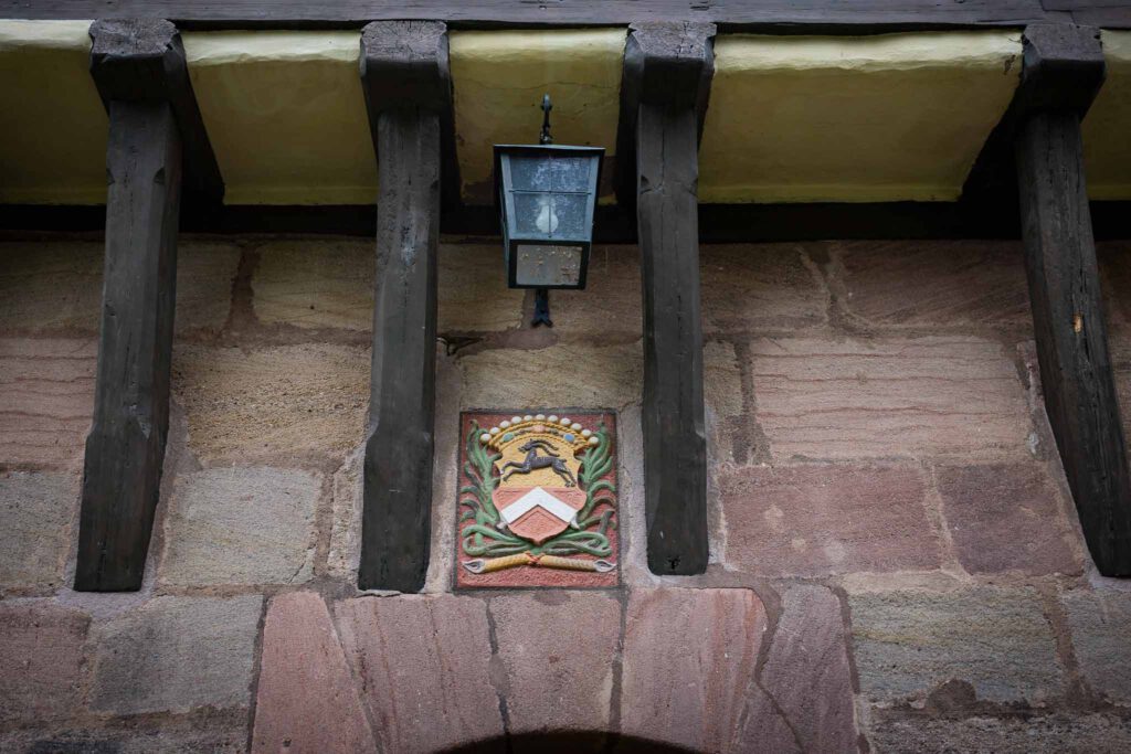 Standesamt Nürnberg im Pellerschloss Nürnberg mit den Hochzeitsfotografen Nürnberg. Wappen des Pellerschloss Nürnberg.