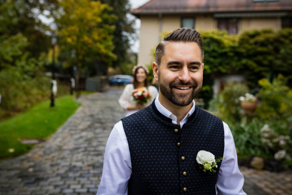 Standesamt Nürnberg im Pellerschloss Nürnberg mit den Hochzeitsfotografen Nürnberg. Andreas freut sich auf den First Look.