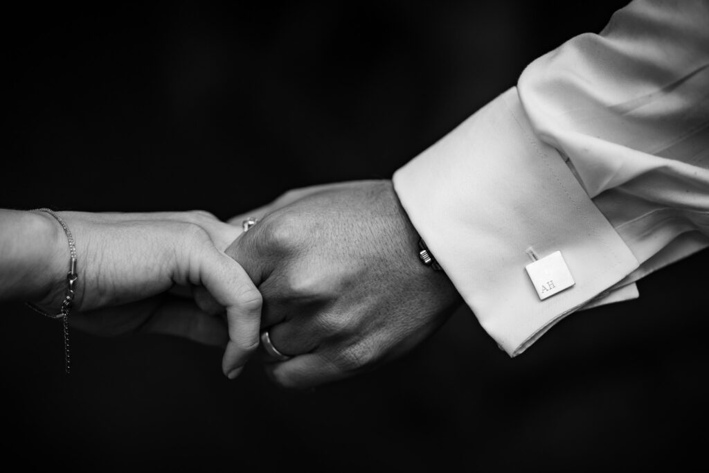 Standesamt Nürnberg im Pellerschloss Nürnberg mit den Hochzeitsfotografen Nürnberg. Hände von Or und Andreas Hand in Hand.