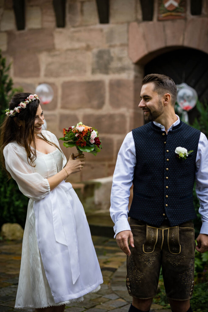 Standesamt Nürnberg im Pellerschloss Nürnberg mit den Hochzeitsfotografen Nürnberg. Andreas dreht sich beim First Look um.