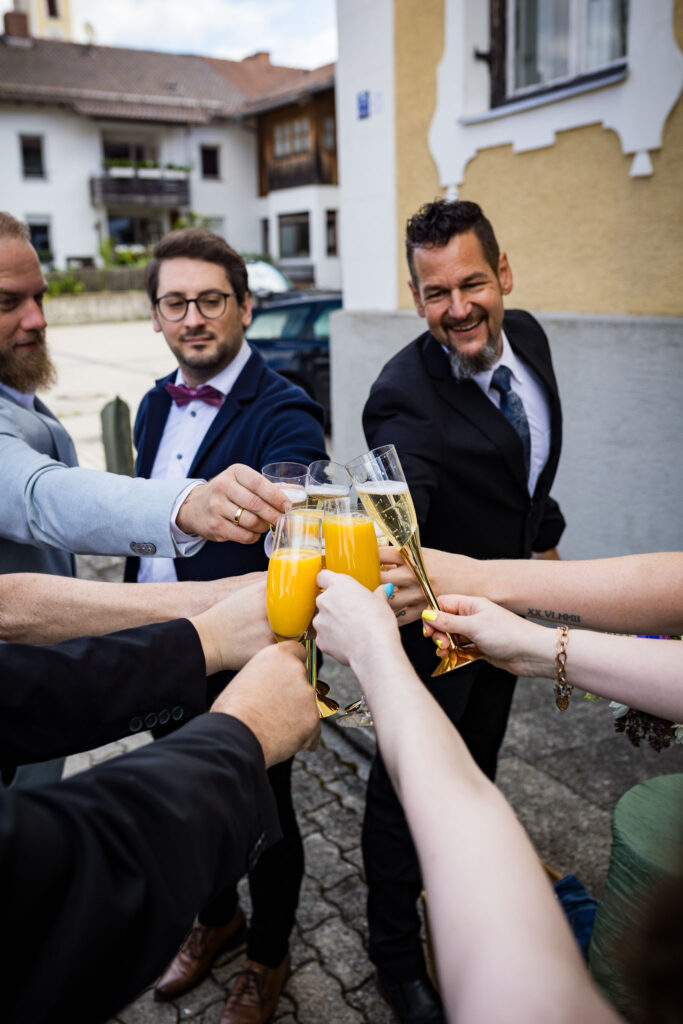 Anstoßen beim Sektempfang nach dem Standesamt Glonn mit den Hochzeitsfotografen München.