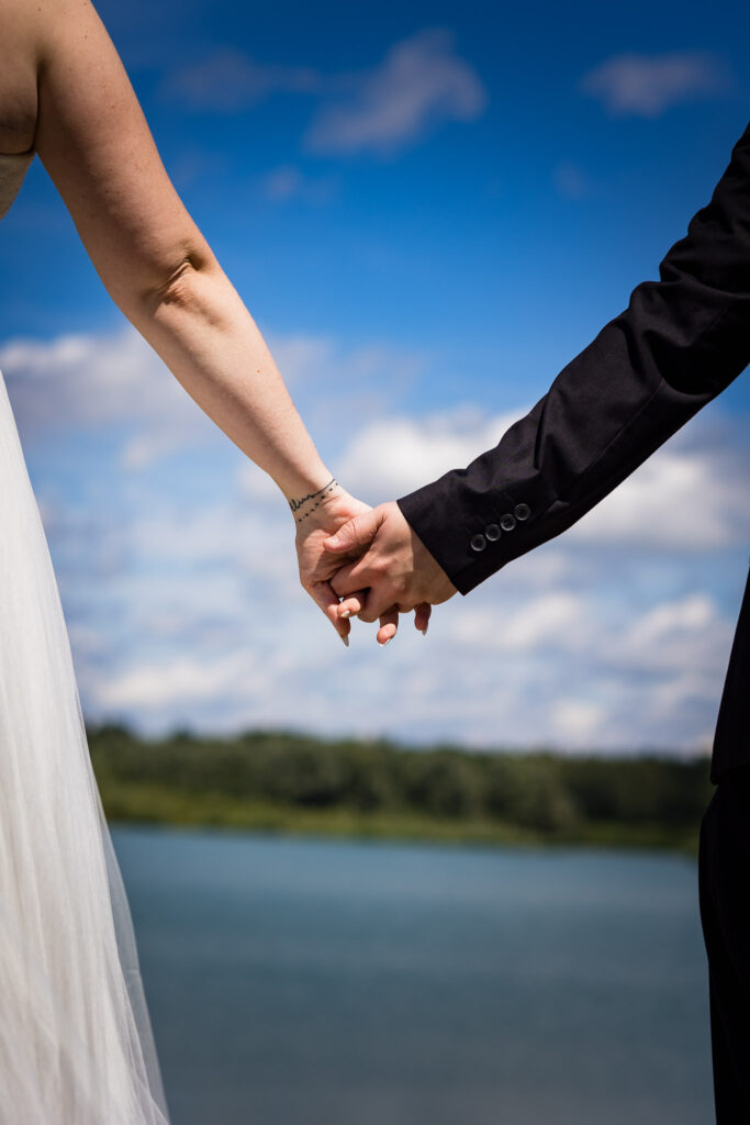 Hand in Hand in ein gemeinsames Eheleben. Beim Brautpaarshooting am Höglinger Weiher