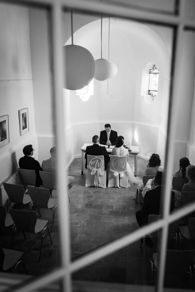 Standesamt Glonn in der Kapelle der Klosterschule aus der Empore fotografiert bei Pia und Marcel