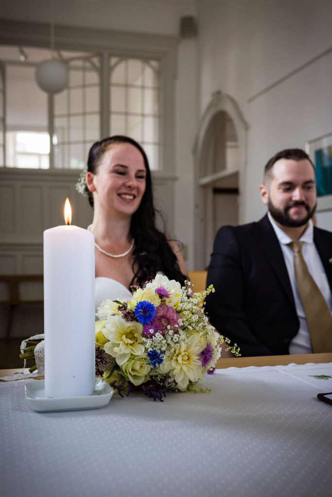 Gute Laune auf der Hochzeit in Glonn im Standesamt Glonn in der Klosterkapelle Glonn mit den Hochzeitsfotografen Glonn