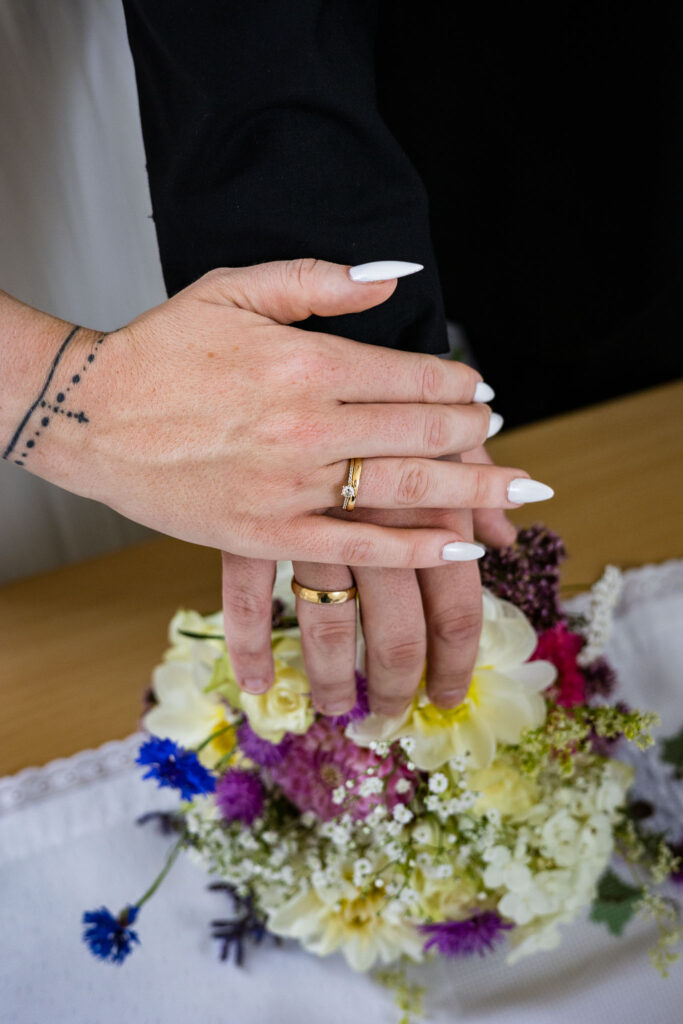 Ringaufnahme im Standesamt Glonn in der Kapelle der Klosterschule Glonn mit den Hochzeitsfotografen Glonn