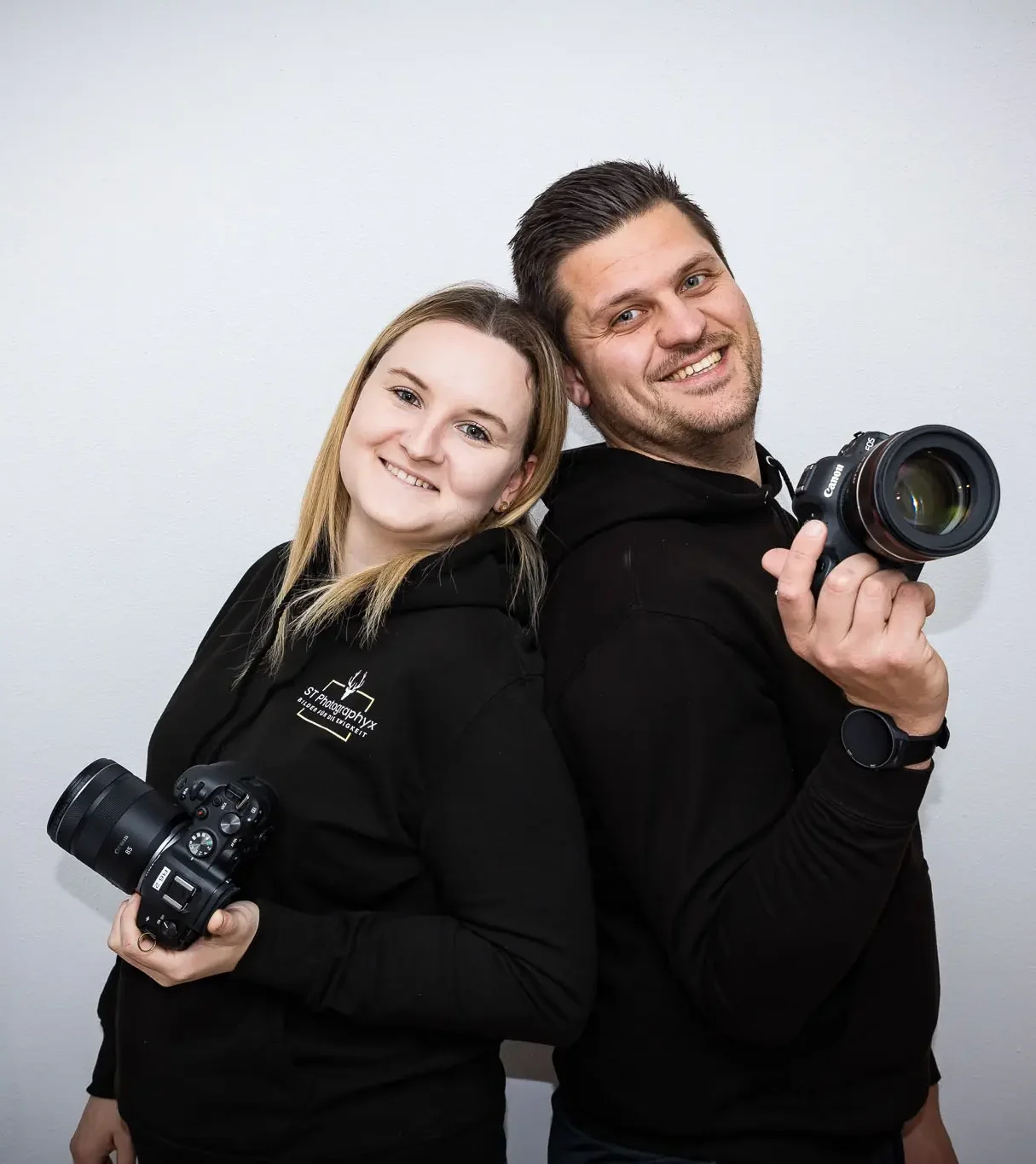Eure Hochzeitsfotografen München, Hochzeitsfotografen Pfaffenhofen und Hochzeitsfotografen Ingolstadt. Immer gut gelaunt auf unseren Hochzeitsbegleitungen in Bayern.